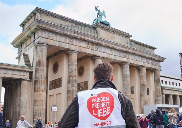 Archivo - 11 October 2020, Berlin: "Lateral Thinking 615 - Peace-freedom-love-truth" is written on ademonstrator's vest during a demonstartion in front of Brandenburg gate, against the Coronavirus measures by the 'Lateral Thinking' movement. Photo: Ann