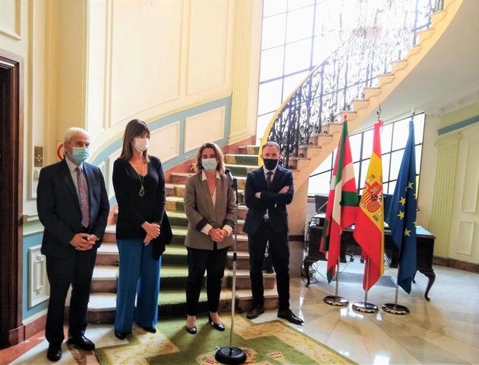 La vicepresidenta y ministra para la Transición Ecológica y el Reto Demográfico, Teresa Ribera, junto a la vicelehendakari y secretaria general del PSE, Idoia Mendia, el delegado del Gobierno Denis Itxaso y el subdelegado Vicente Reyes en Bilbao