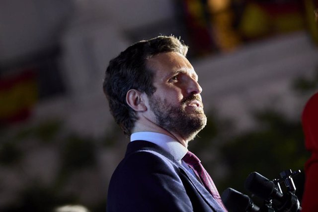 El líder del PP, Pablo Casado, sale al balcón de Génova tras la victoria del PP en las elecciones madrileñas del 4 de mayo de 2021, en Madrid (España).