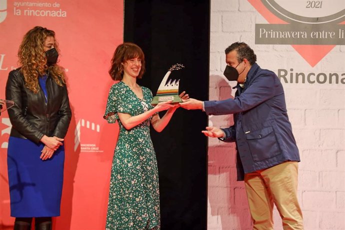 Javier Fernández entrega a Irene Vallejo el Premio Factoría Creativa de las Letras