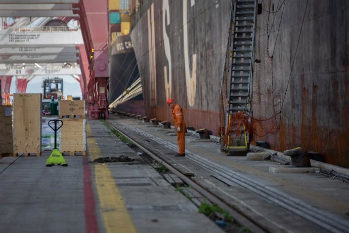 Archivo - Un operario descarga los contenedores de mercancías en el muelle de descarga del Puerto de Barcelona, en Cataluña (España), a 1 de abril de 2021. El canal de Suez quedó libre al tráfico en las primeras horas del 29 de marzo, después de que el 