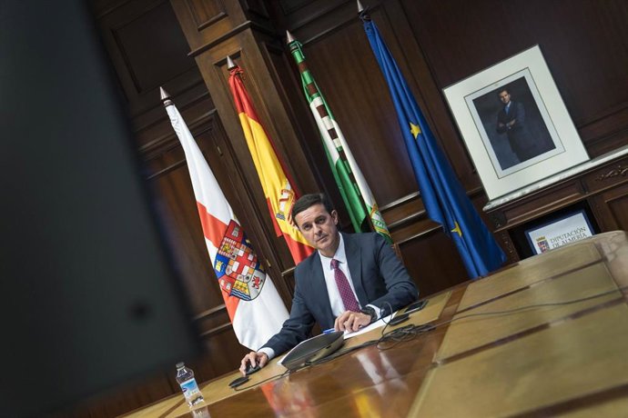 El presidente de la Diputación de Almería, Javier Aureliano García, en un pleno telemático