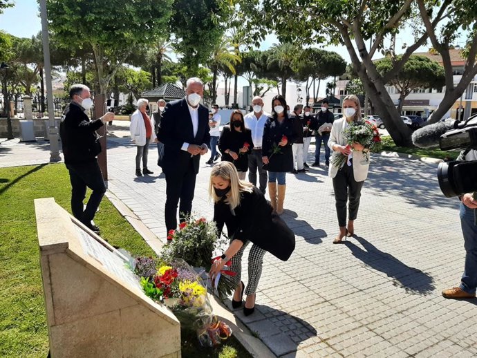 Homenaje a los cuatro vecinos de San Roque víctimas del nazismo a cargo del alcalde, Juan Carlos Ruiz; la delegada de Desarrollo Democrático de Diputación, Lucía Trujillo y el presidente del Foro por la Memoria del Campo de Gibraltar Andrés Rebolledo.