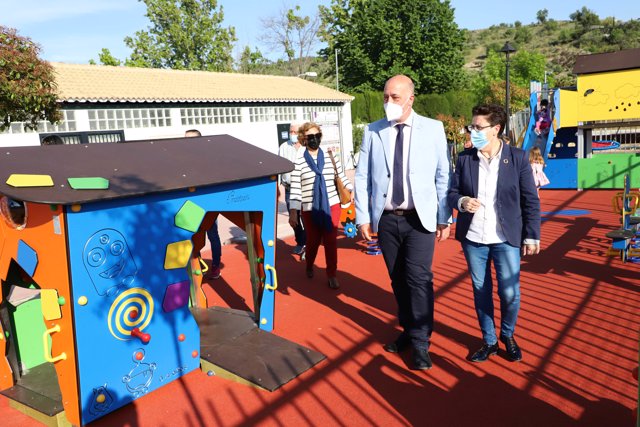 El presidente de la Diputación de Córdoba, Antonio Ruiz, visita el nuevo parque de Fuente Tójar