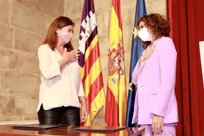 La presidenta del Govern, Francina Armengol, y la ministra de Hacienda, María Jesús Montero.