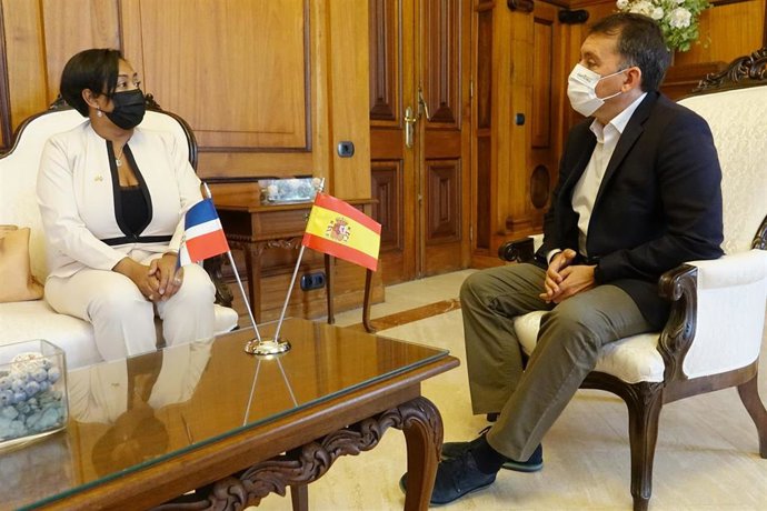 El alcalde de Santa Cruz de Tenerife, José Manuel Bermúdez, ha recibido la visita oficial de Katia Castillo, nueva cónsul de la República Dominicana en las Islas Canarias