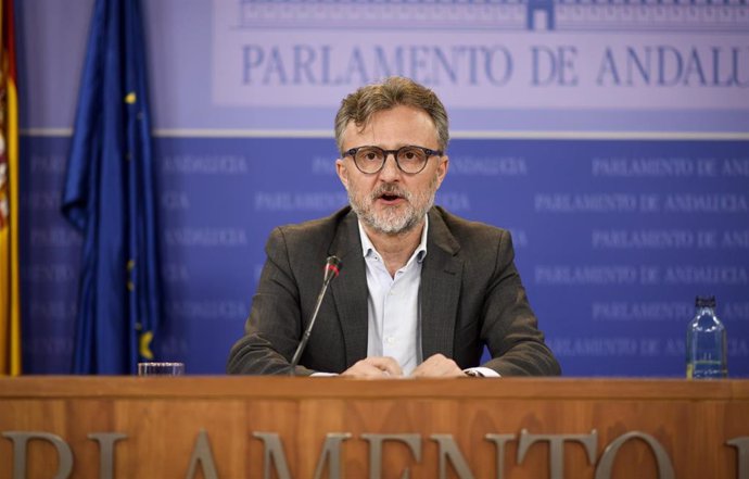 El portavoz parlamentario del PSOE-A, José Fiscal, en rueda de prensa este miércoles.