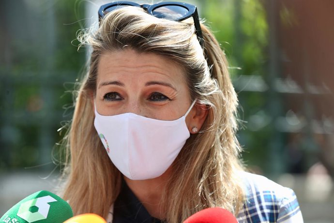 La vicepresidenta tercera y ministra de Trabajo, Yolanda Díaz, ofrece declaraciones a los medios de comunicación tras ejercer su derecho a voto en la Escuela Técnica Superior de Ingenieros de Minas y Energía, a 4 de mayo de 2021, en Madrid (España). Un 