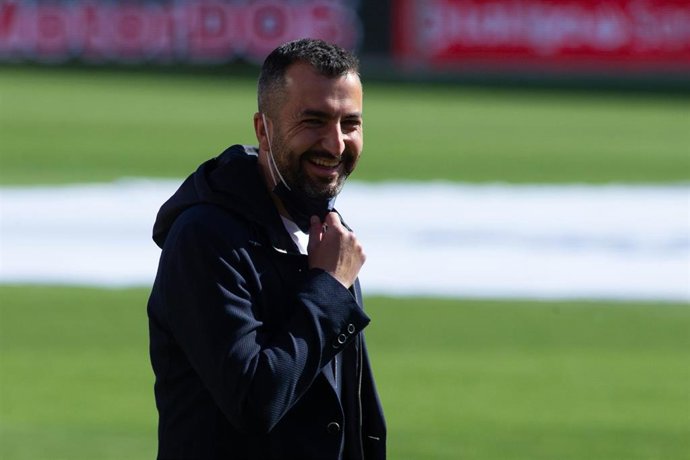 Diego Martínez sonríe durante un partido del Granada en LaLiga Santander 2020-2021