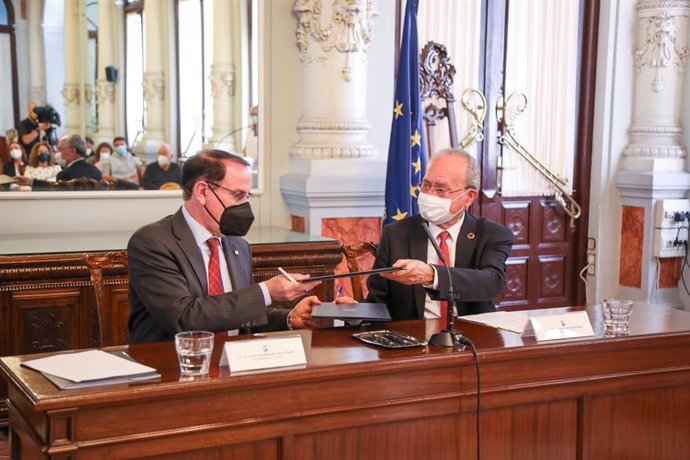 El alcalde de Málaga, Francisco de la Torre, y el presidente de la Confederación de Empresarios de Málaga (CEM), Javier González de Lara, durante la firma de un protocolo