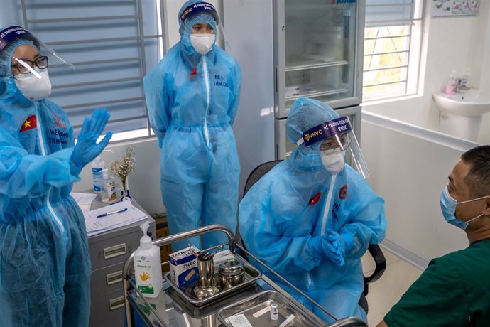 Vacunación contra la COVID-19 en un hospital de Hanoi