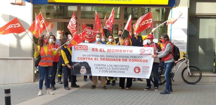 Trabajadores de Correos concentrados ante una oficina de Correos en Inca.
