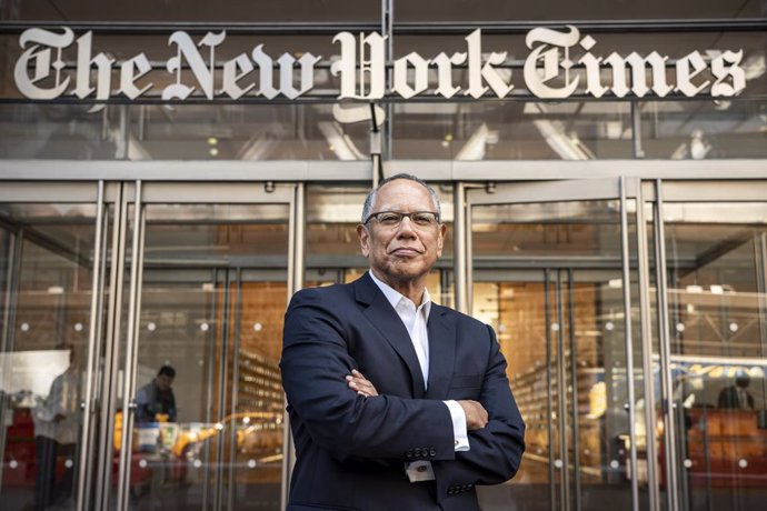 Archivo - April 03, 2019 - New York, New York, United States: Dean Baquet, the Executive Editor of The New York Times, poses for a portrait at The New York Times building on 8th Avenue in Manhattan. (Natan Dvir / Contacto Images)