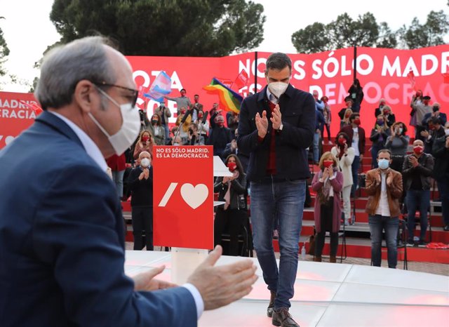 El candidato del PSOE a la Presidencia de la Comunidad de Madrid, Ángel Gabilondo (i) y el presidente del Gobierno, Pedro Sánchez (d) durante el último acto de campaña del partido en el auditorio del Parque Forestal de Entrevías.