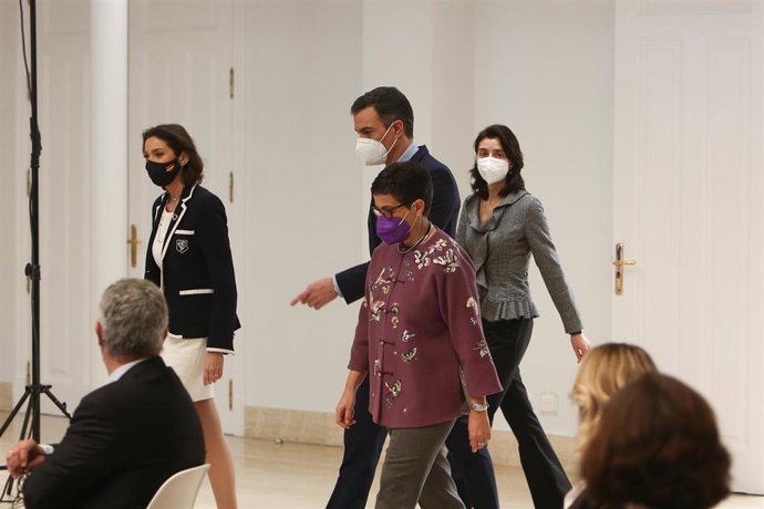 Archivo - El presidente del Gobierno, Pedro Sánchez, y la ministra de Asuntos Exteriores, Unión Europea y Cooperación, Arancha González Laya