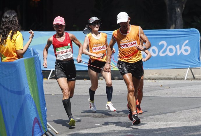 Archivo - Mari Carmen Paredes junto a su guía durante el maratón de los Juegos Paralímpicos de Río de Janeiro en 2016