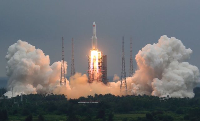 Cohete Larga Marcha 5B que puso en órbita el módulo central de la estación espacial china