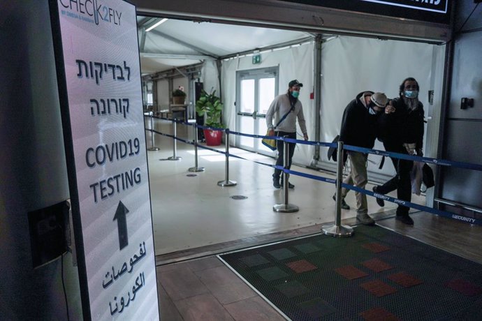 Archivo - 14 March 2021, Israel, Lod: Travellers arrive at a Covid-19 testing centre in Ben Gurion International Airport. Photo: Nir Alon/ZUMA Wire/dpa
