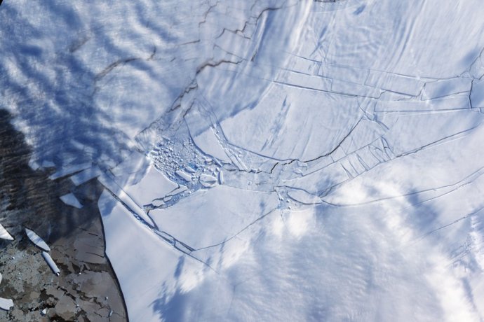 Si no se cumplen los objetivos del Acuerdo de París, el colapso de las plataformas de hielo antárticas que se derriten, como la plataforma de hielo de Wilkins en 2009, podría causar un aumento catastrófico del nivel del mar en la segunda mitad del siglo.