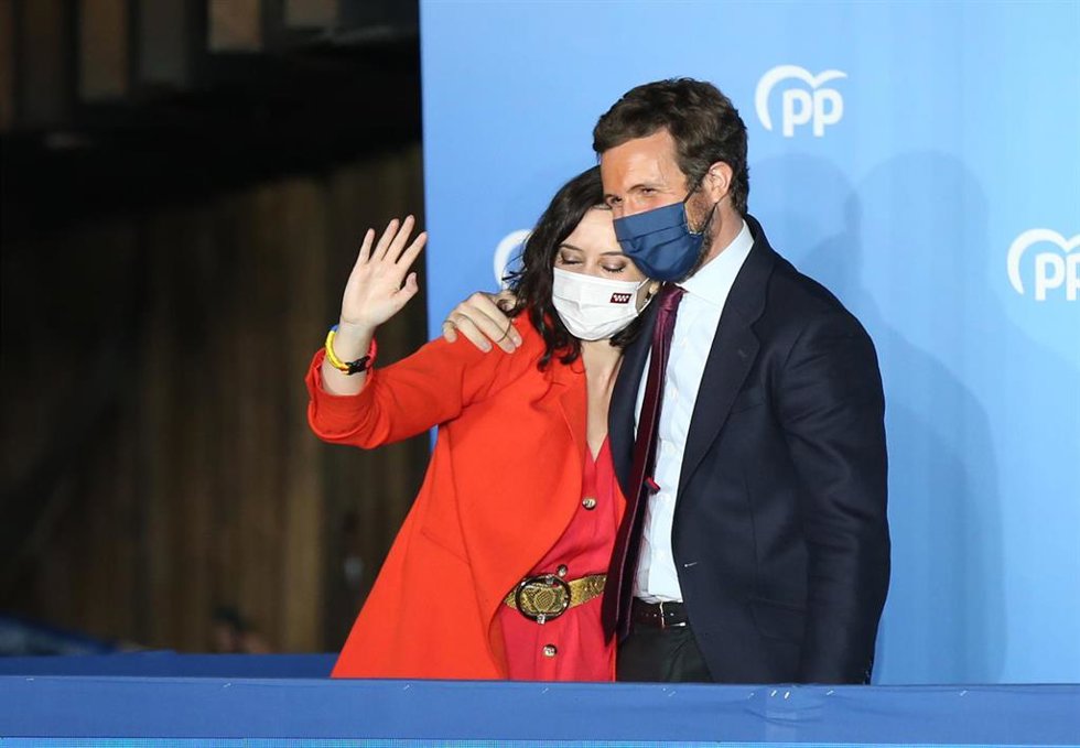 La presidenta de la Comunidad de Madrid y candidata a la reelección por el PP, Isabel Díaz Ayuso; y el líder del PP, Pablo Casado. En Madrid, a 4 de mayo de 2021.