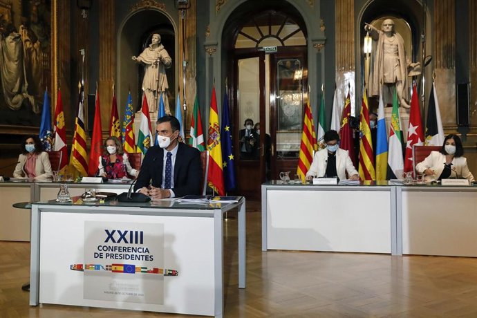 Archivo - El presidente del Gobierno, Pedro Sánchez (c) junto a la vicepresidenta de Asuntos Económicos, Nadia Calviño (2i); la Ministra de Asuntos Exteriores, Arancha González Laya (2d); la ministra de Hacienda, María Jesús Montero (i) y la ministra de