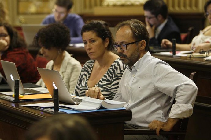 Archivo - En primer plano, el diputado de MÉS per Menorca Josep Castells, en una imagen anterior a la pandemia de COVID-19.