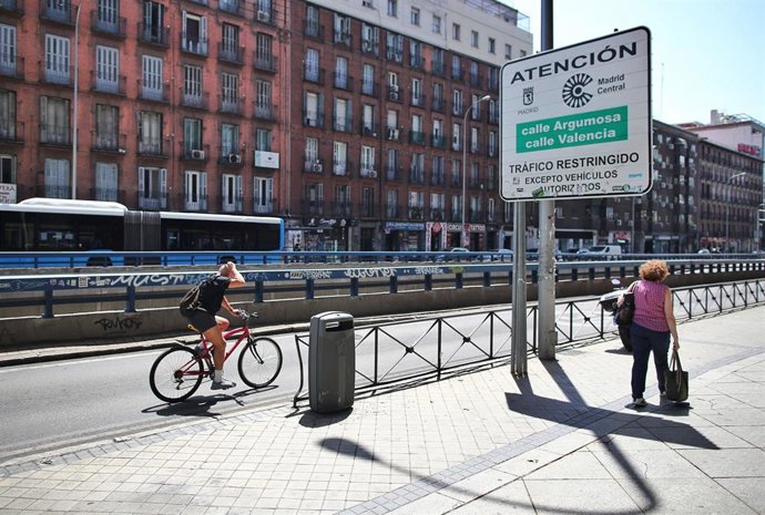 Archivo - Distintivo de Madrid Central para el tráfico restringido en las calles Argumosa y Valencia, en Madrid (España), a 27 de julio de 2020.