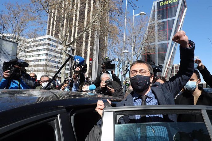 Archivo - El cofundador de Podemos Juan Carlos Monedero levanta el brazo a su salida de los Juzgados de Plaza de Castilla tras declarar como imputado por la presunta financiación irregular del partido 'morado' en el caso Neurona.