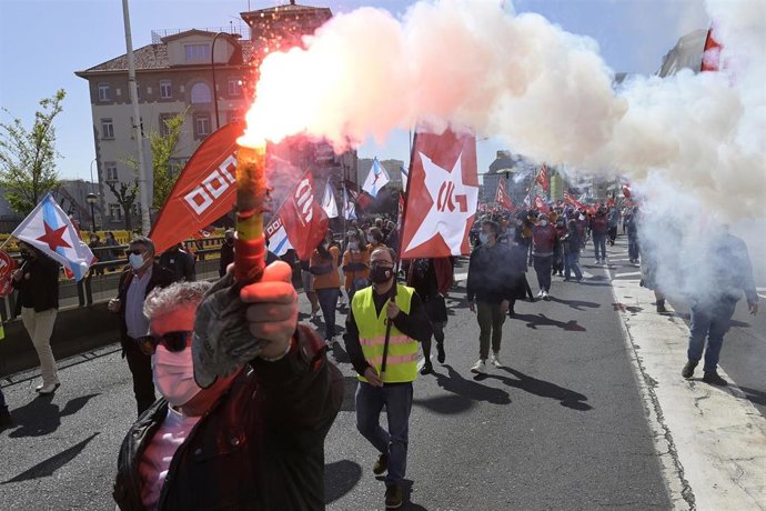 Archivo - Decenas de personas con banderas de sindicatos y humo durante una manifestación convocada por varios sindicatos"en defensa del empleo, por un futuro industrial, contra la represión sindical en Alu Ibérica" en la plaza de Ourense de A Coruña.