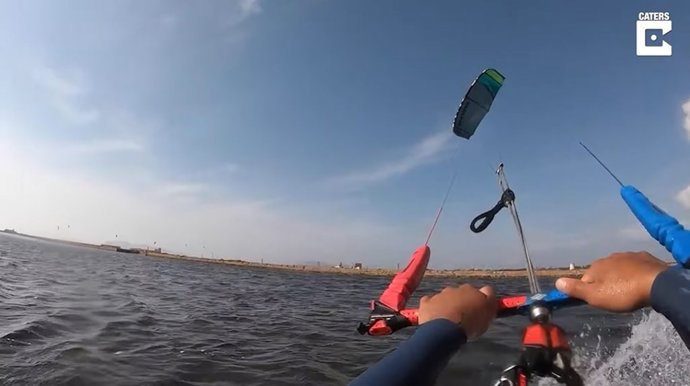 Un kitesurfista se deja llevar por el viento y termina estrellándose contra un rompeolas