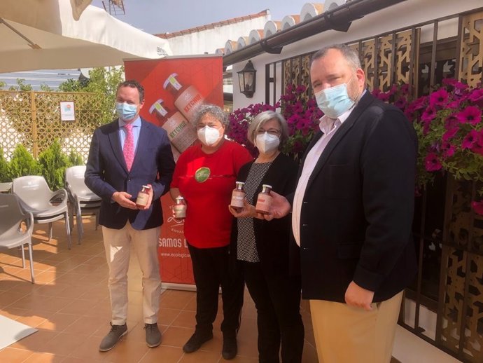 El delegado de Agricultura, Ganadería y Pesca de la Junta de Andalucía en Córdoba, Juan Ramón Pérez (izda.), en la presentación del kétchup cordobés de Ecológicos Lola.