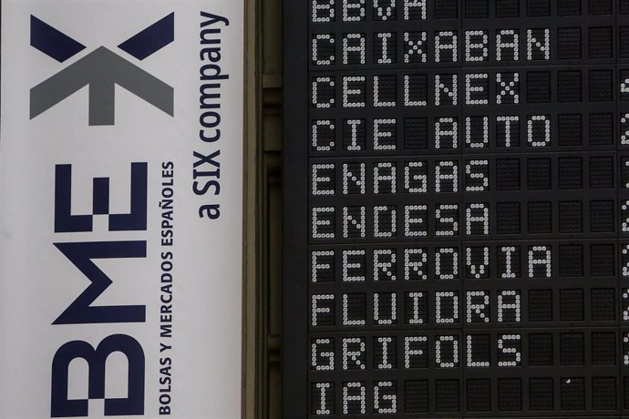 Archivo - Valores del Ibex 35 en el Palacio de la Bolsa de Madrid (España), a 29 de marzo de 2021. Bankia ha salido este lunes del Ibex 35 tras su fusión con CaixaBank y será sustituida en el selectivo por Fluidra. Las acciones de Caixabank de nueva emi