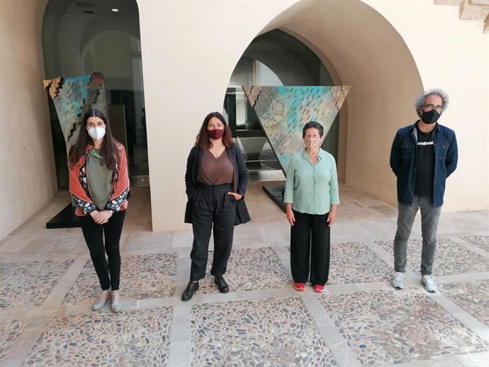 La directora general de Cultura, Catalina Solivellas, y la directora de Es Baluard Museu d'Art Contemporani de Palma, Imma Prieto, durante la presentación de 'Partitures habitades'.