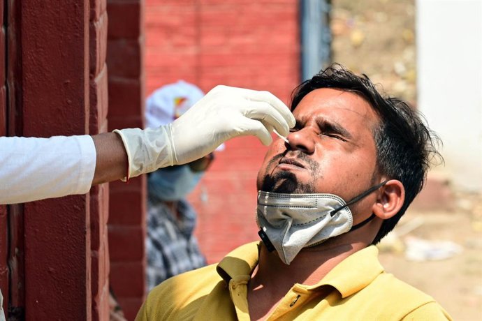 Imagen de archivo de un hombre sometiéndose a un test de coronavirus.