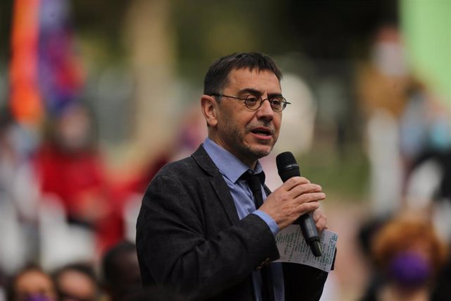 El politólogo y cofundador de Podemos Juan Carlos Monedero, durante un acto electoral de Unidas Podemos, a 30 de abril de 2021, en el Parque Olof Palme de Usera, Madrid, (España).