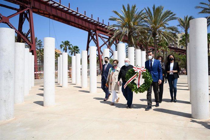 Ofrenda floral en el monumento a las víctimas de Mauthausen en Almería