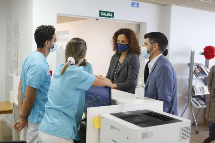 La presidenta del Consell de Mallorca, Catalina Cladera, y el presidente del IMAS, Javier de Juan.