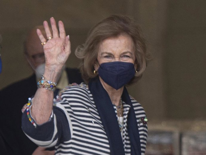 Reina Sofía vista la sede del Banco de Alientos en Sevilla