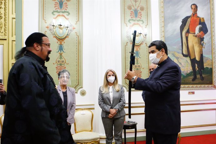 Steven Seagal entrega una espada samurai a Nicolas Maduro 