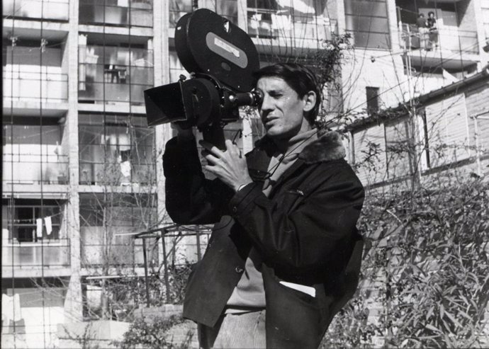 Fotografía de Martín Patino con la cámara durante la filmación de algún spot publicitario