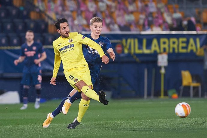 Daniel Parejo perseguido por Martin Odegaard en el Villarreal-Arsenal de la Liga Europa 2020-2021