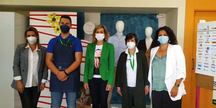 La delegada de Educación y Deporte de la Junta de Andalucía en Córdoba, Inmaculada Troncoso (centro), en su visita a Lucena.