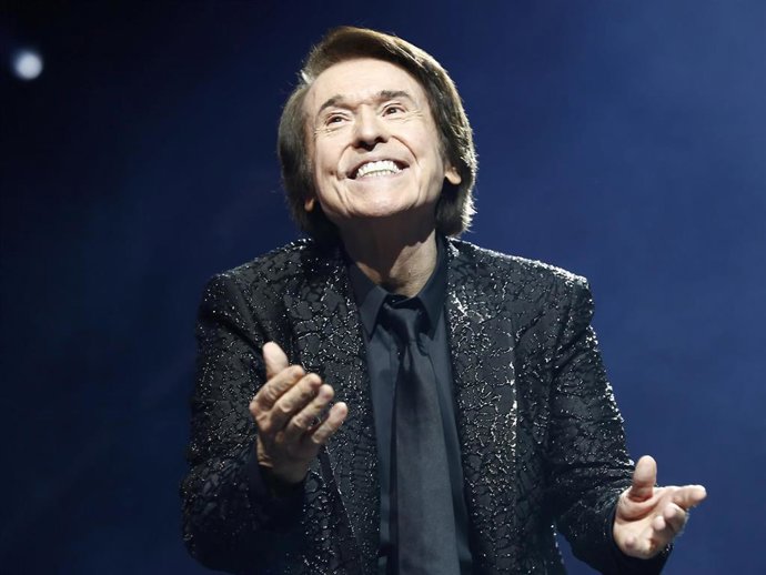 El cantante Raphael durante su concierto en el Wizink Center en Madrid (España), a 19 de diciembre de 2020.