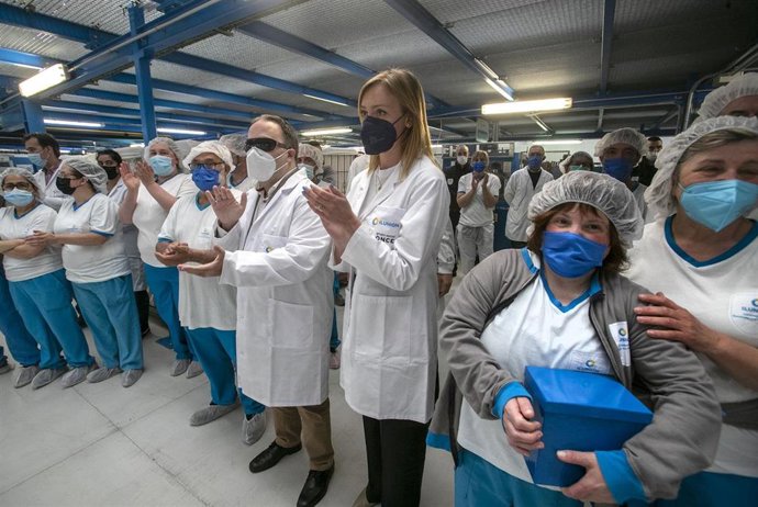 A conselleira de Política Social, Fabiola García, visita una lavandería para agradecer su trabajo en la pandemia.