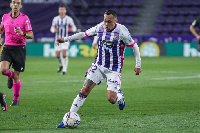 Archivo - Fabian Orellana of Real Valladolid controls the ball during La Liga football match played between Real Valladolid and Real Madrid at Jose Zorrilla stadium on February 20, 2021 in Valladolid, Spain.