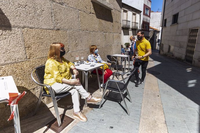 Dos mujeres en una terraza en el municipio de O Grove durante el primer fin de semana de apertura del cierre perimetral y la hostelería, a 2 de mayo de 2021, en Pontevedra, Galicia (España). O Grove abandonó el nivel máximo de restricciones el pasado vi