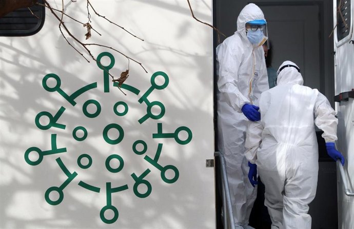 Archivo - Sanitarios de la Junta de Andalucía preparados para  hacer los test rápidos de antígenos PCR 