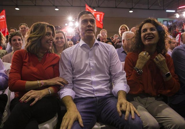 Archivo - El secretario general del PSOE y presidente del Gobierno en funciones, Pedro Sánchez , junto a la secretaria general del PSOE-A, Susana Díaz (i) y la ministra de Hacienda en funciones, María Jesús Montero (Foto de archivo).