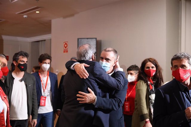 El candidato del PSOE a la Presidencia de la Comunidad de Madrid, Angel Gabilondo, abraza al secretario de Estado para el Deporte, José Manuel Franco, momentos antes de ofrecer una rueda de prensa tras las votaciones de la jornada electoral, a 4 de mayo d