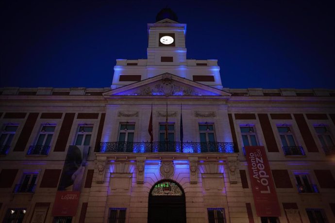 La fachada de la Real Casa de Correos se ilumina de azul para conmemorar el Día Mundial de la Hipertensión Pulmonar
